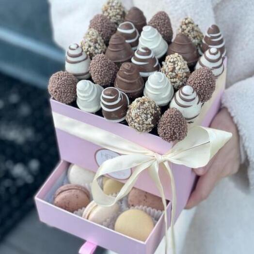 Шкатулка клубника в шоколаде с Макаронс