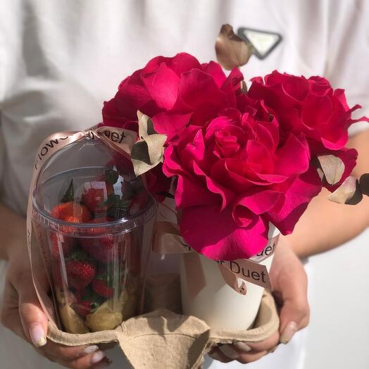 Клубника и цветы 🍓