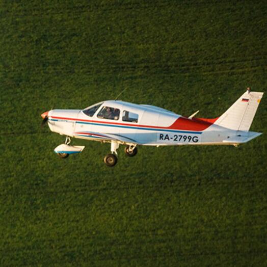Подарочный сертификат Обзорный полет на самолете Piper PA-28 Cherokee для 1-3 человек (20 минут)