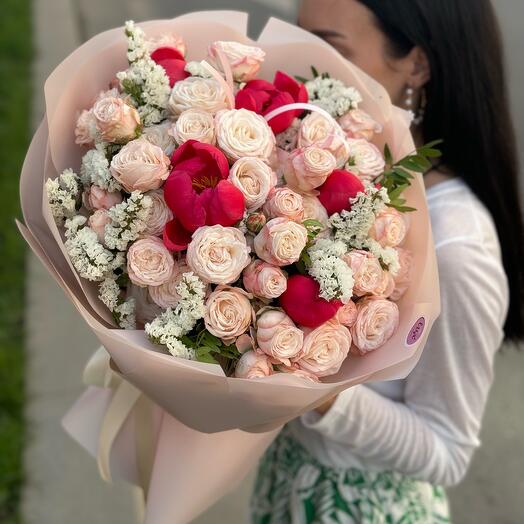 Коралловые пионы и пионовидные розы в дуэте
