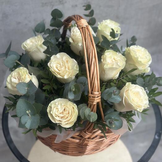 Белые розы в корзине с эвкалиптом Arenaflowers