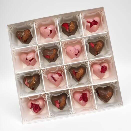 "Сердце" конфеты ручной работы с орехами, сублимированной малиной и клубникой, набор 01/16