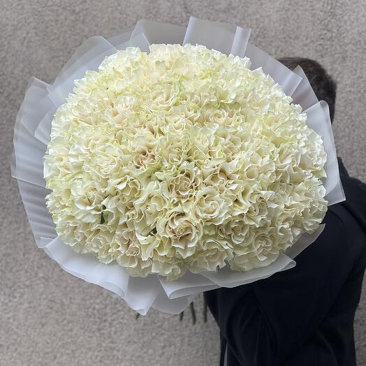 51 белая ажурная роза в оформлении