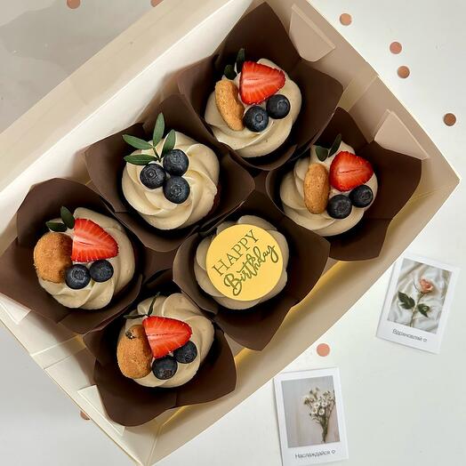 Капкейки «Happy birthday» с ягодами