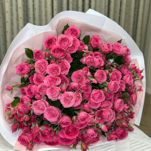 Букет из розовых кустовых роз М