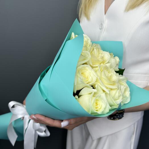 11 белых роз 60 см