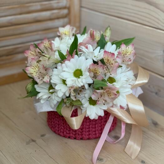 Корзина с цветами альстромерии и хризантемы