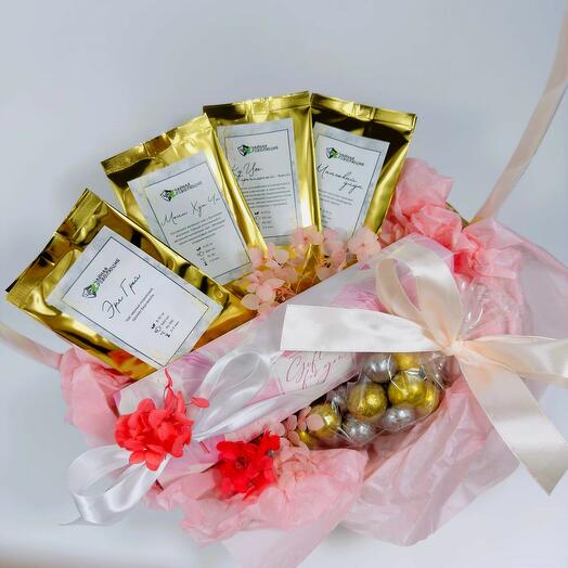 Подарочная Корзина на день матери с чаем и сладостями "Нежные воспоминания"