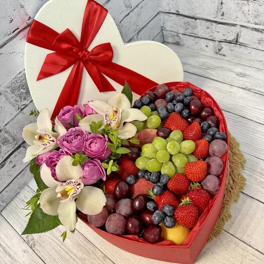 Букет в коробке с фруктами