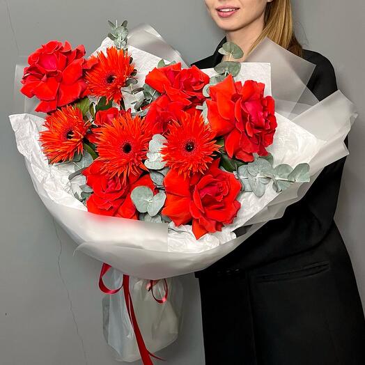 Авторский монохромный букет с алыми французскими розами Нина и махровой красной герберой