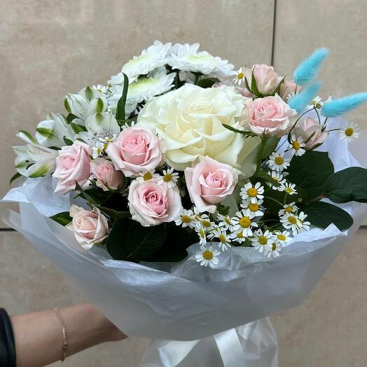 Букет из ромашек, кустовых роз и хризантем Эмилия