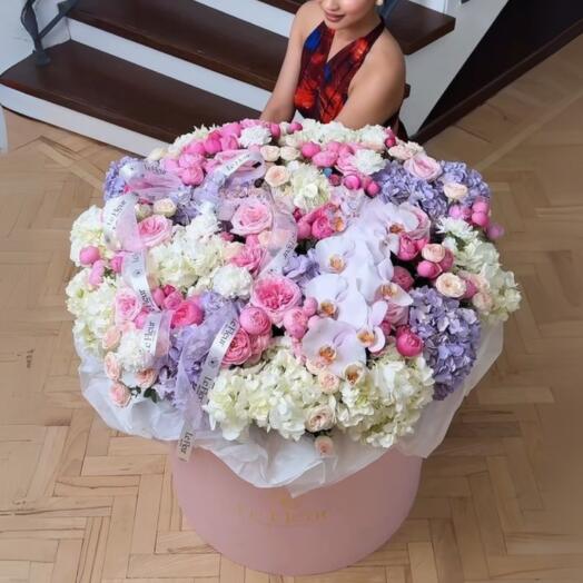 Цветочный гигант — роскошная композиция в коробке