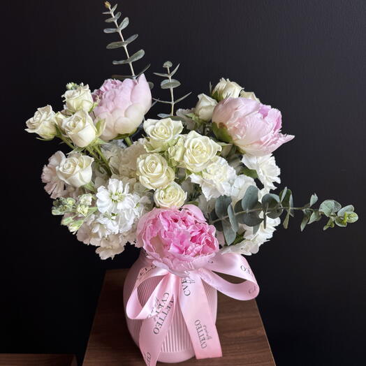 Мікс квітів у вазі