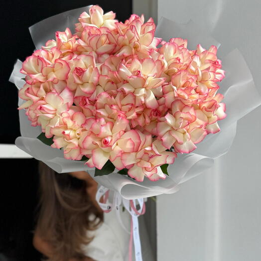 Ароматные французские розы в стильном оформлении