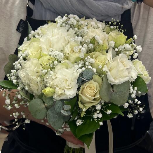 Букет невесты с эустомой и гипсофилой