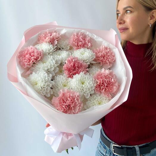Нежный букет с хризантемами и диантусами розовыми