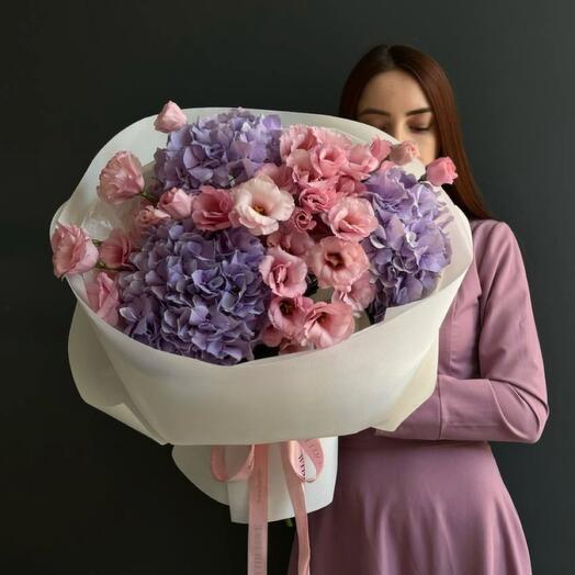 Нежный букет из гортензий и эустомы