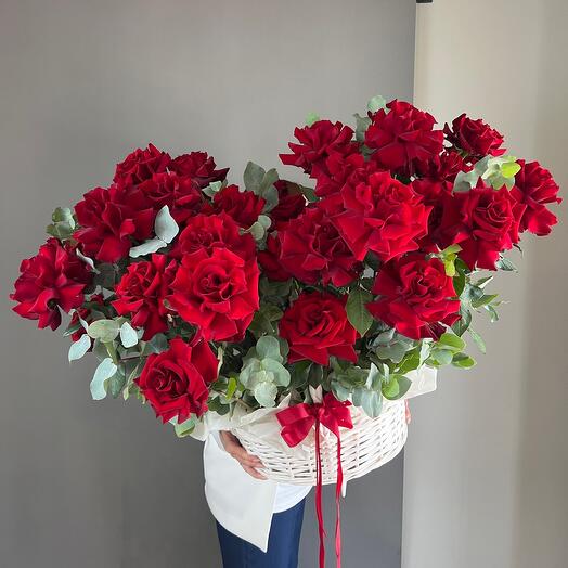 Объемная корзина с красными французскими розами и эвкалиптом