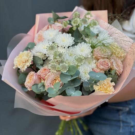 Ramo prefabricado de rosas arbustivas y crisantemos