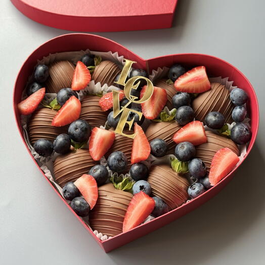 Клубника в шоколаде в сердце love