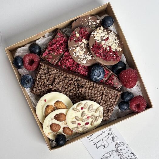 Подарочный набор шококлада с ягодами
