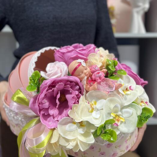 Букет из мыльных роз, пионов и орхидеи на рождение малышки