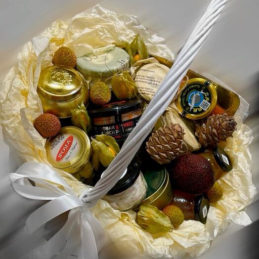 Корзина с черной и красной икрой, красной рыбой и крабом