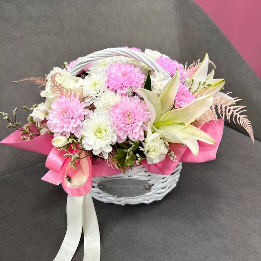 Корзина с лилией , розой и хризантемой