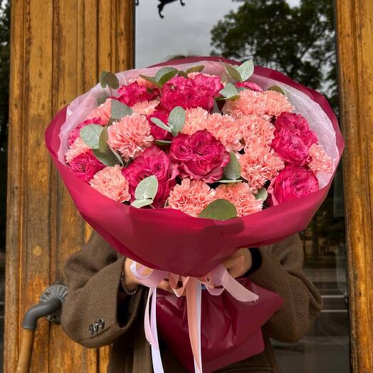 Букет стойких роз Country Blues с диантусами и эвкалиптом🩷