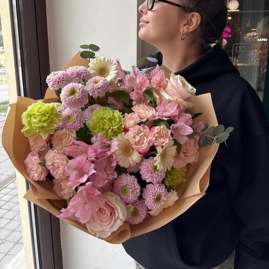 Пышный букет с альстромерией,кустовыми розами и герберами