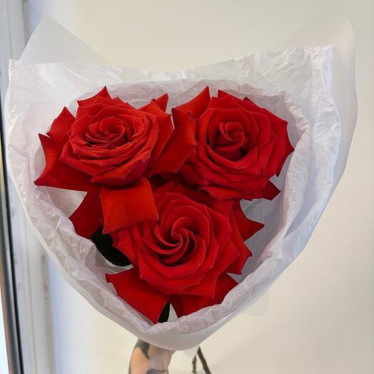 Букет из красных французских роз в белой упаковке