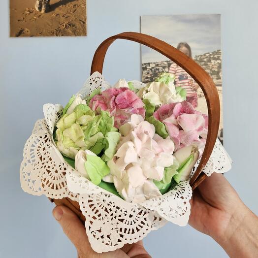 Букет с гортензией (корзина с гортензией из зефира)