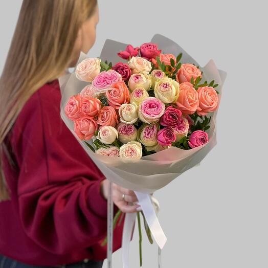 Букет из 7 кустовых роз микс в оформлении 💐