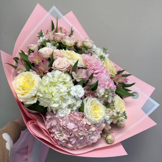 Авторский букет с гортензиями, матиолой и кустовыми розами