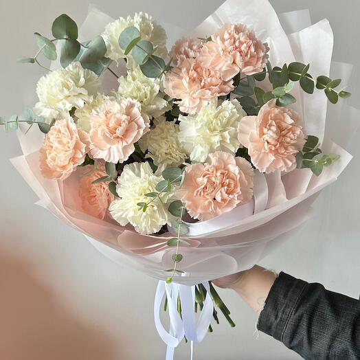 Букет из диантусов и эвкалипта