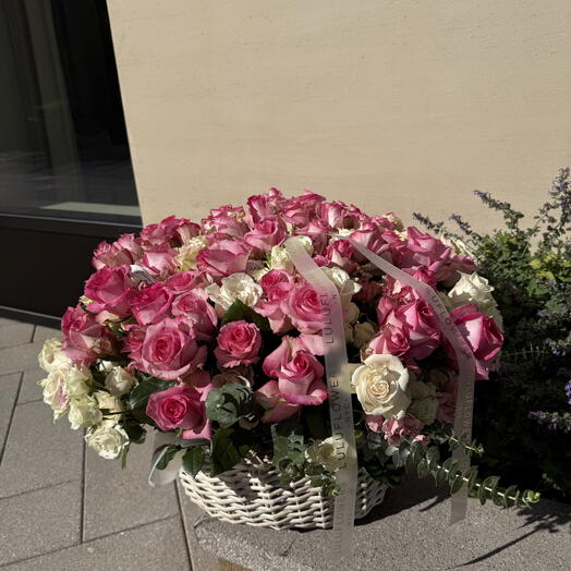 100 roses in the basket
