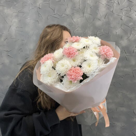 Хризантемы кустовые и розовые диантусы букет