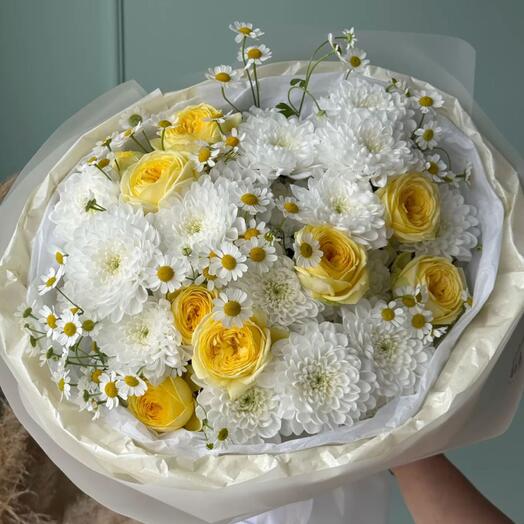 Букет с кустовыми розами, хризантемой и ромашкам