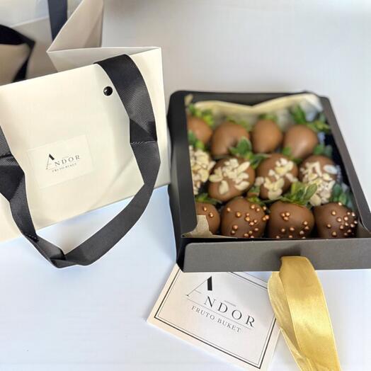 Клубника для любимой — 12 ягод в молочном шоколаде