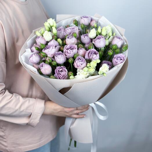 Нежный букет из сиреневых пионовидных роз и белых лизиантусов в стильной упаковке