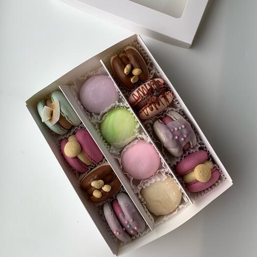 Набор 8 макарон и 4 моти