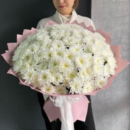 Букет из 19 белых пушистых хризантем в нежной упаковке