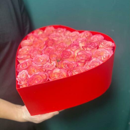 Розы в коробке сердце С любовью