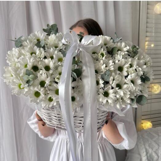 Корзина с ромашками и эвкалиптом