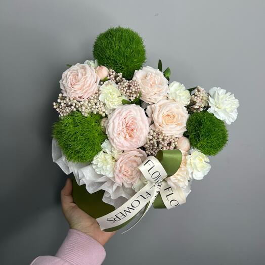 Композиция из кустовых роз, гринтрика , кустовой гвоздики и озотамнуса