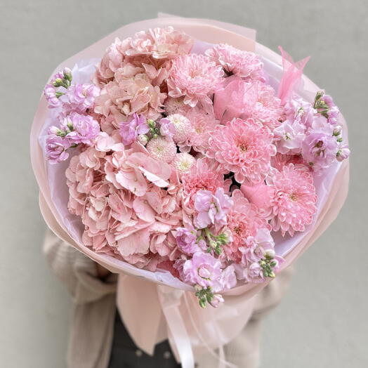 Букет с гортензией , кустовой хризантемой и  ароматной маттиолой