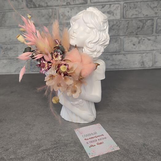 Композиция из сухоцветов "Девушка с букетом"