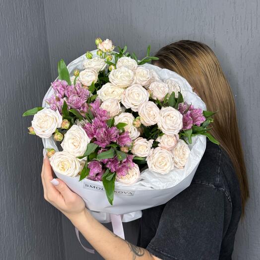 Букет «Любимой» 🎀 с кустовыми розами и альстромерией