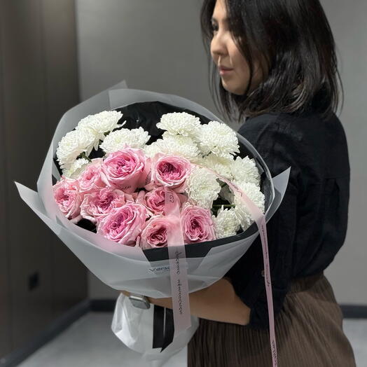 Пышный букет хризантем и сортовых роз