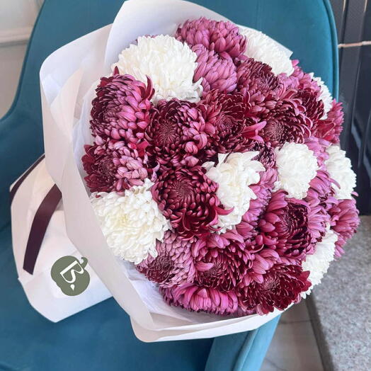 Букет Винтажная нежность — хризантемы в розово-бордовых тонах
